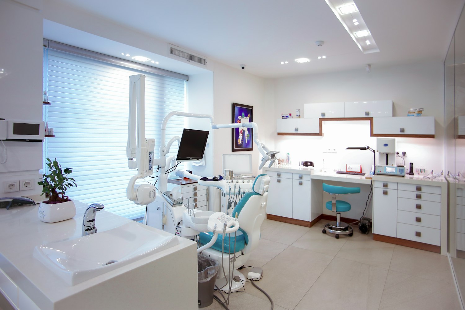 In-Network vs Out-of-Network Dentist: What It Actually Means for Your Care